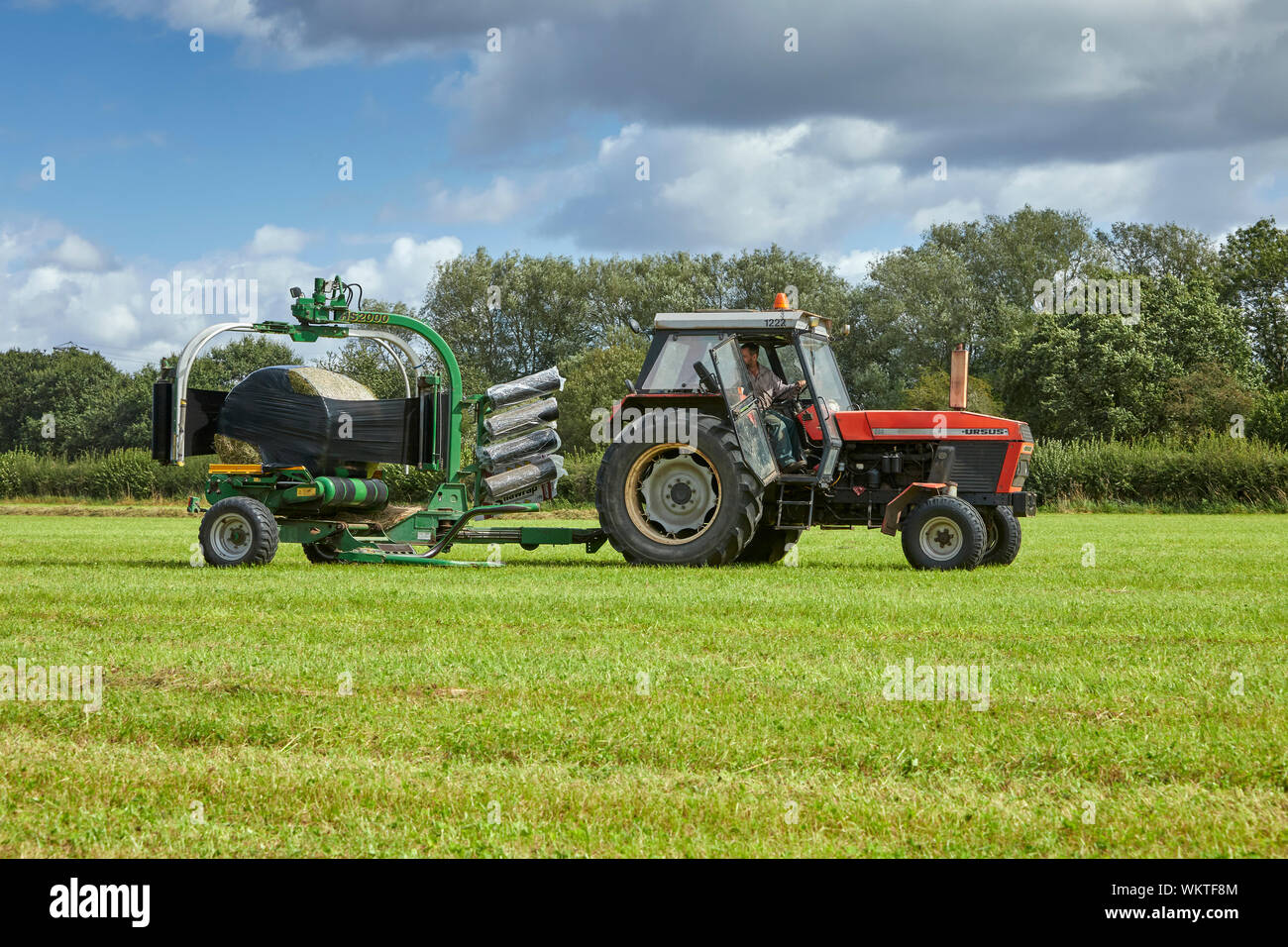 Ursus BSG mit McHale HS 2000 Ballen Wrapper UK Stockfoto