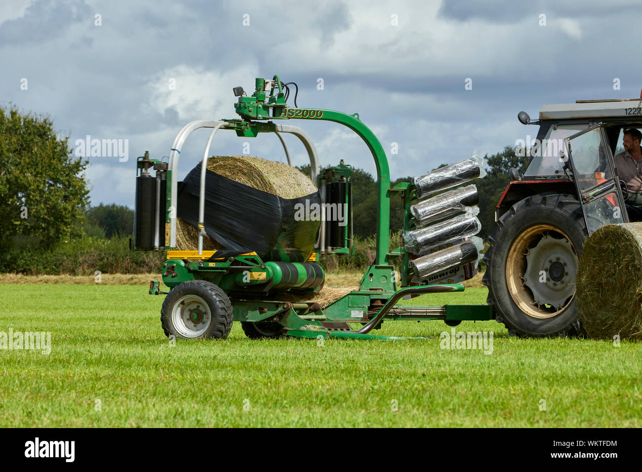 Ursus BSG mit McHale HS 2000 Ballen Wrapper UK Stockfoto
