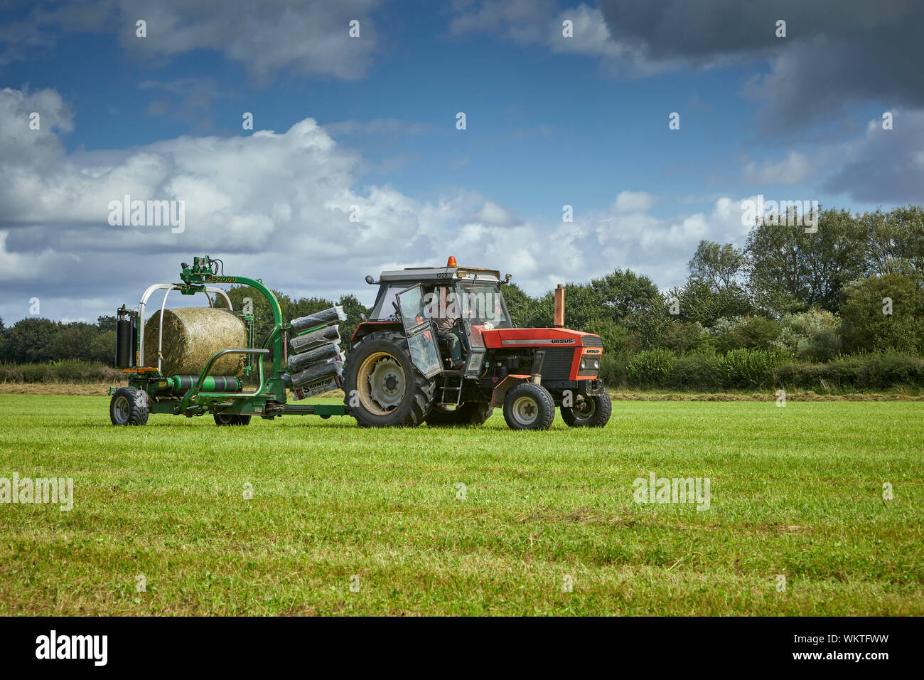 Ursus BSG mit McHale HS 2000 Ballen Wrapper UK Stockfoto