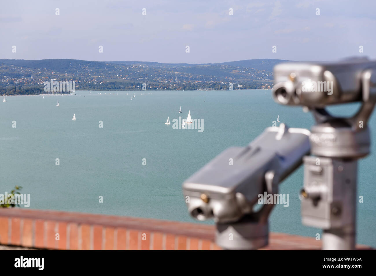 Ein Blick auf den Balaton Von der Suche mit dem Fernglas tourist. Ungarn Stockfoto