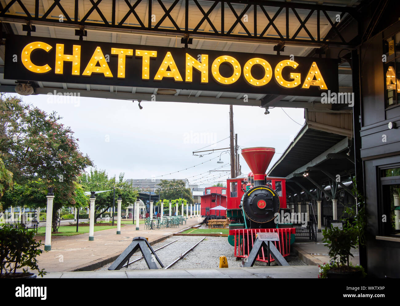 Chattanooga, TN, USA - 27. August 2019: Zeichen für Chattanooga im Chattanooga Choo Choo Hotel in der Sehenswürdigkeit Bahnhof mit dem roten locomoti Stockfoto