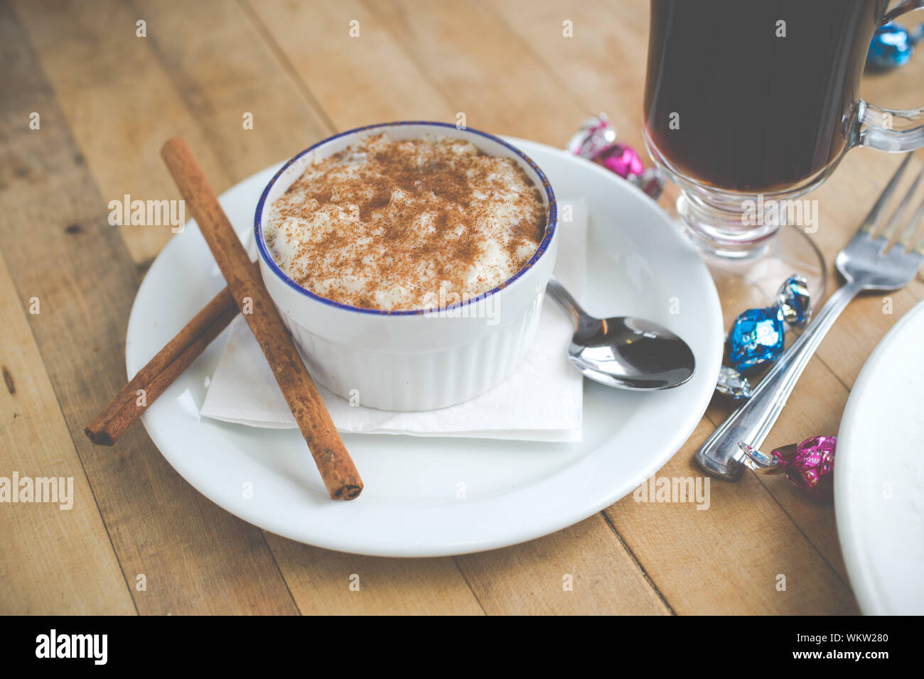 Restaurant Desserts auf hölzernen Tisch mit Kaffee Stockfoto