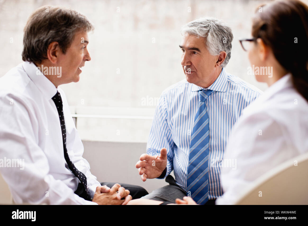 Geschäftsleute und Frau in einer Sitzung. Stockfoto