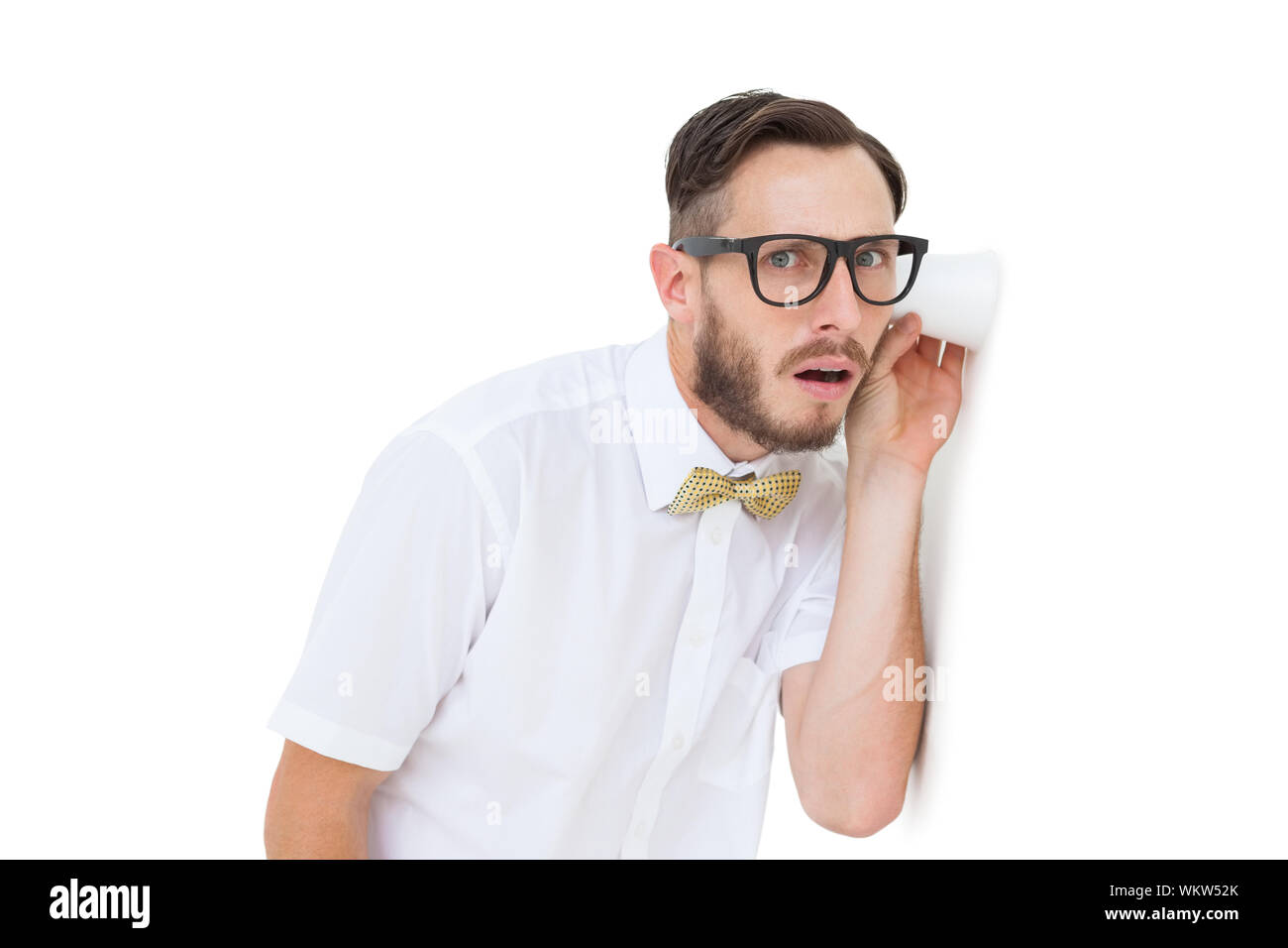 Geeky Geschäftsmann Abhören mit Cup auf weißem Hintergrund Stockfoto