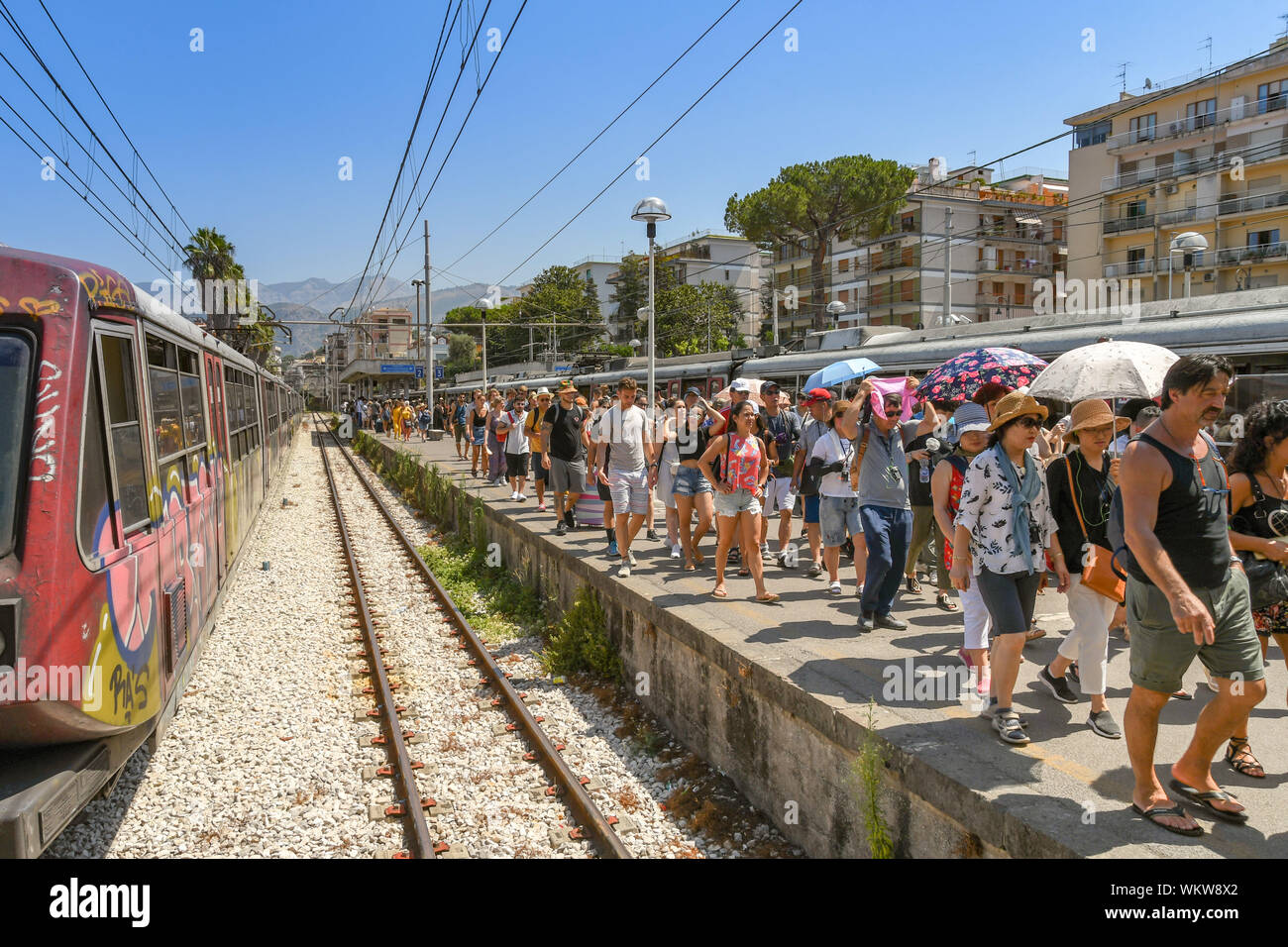 SORRENTO, ITALIEN - AUGUST 2019: Massen von Menschen in der Sorrento Bahnhof ankommen. Stockfoto