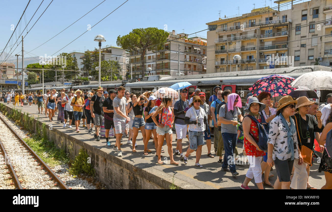 SORRENTO, ITALIEN - AUGUST 2019: Massen von Menschen in der Sorrento Bahnhof ankommen. Stockfoto
