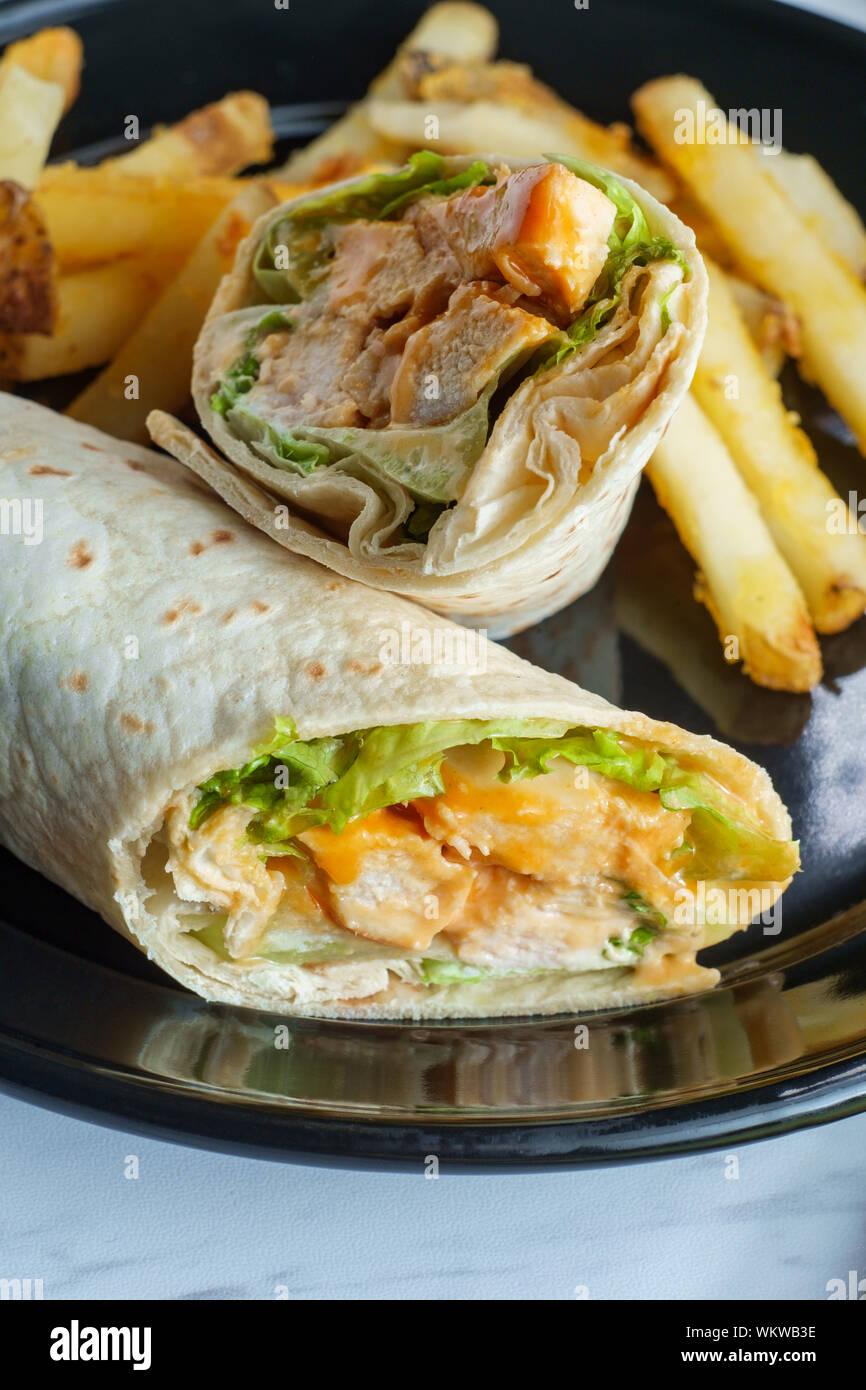 Gegrillte Buffalo Chicken sandwich Wrap mit Römersalat bleu Käse und Pommes Frites Stockfoto
