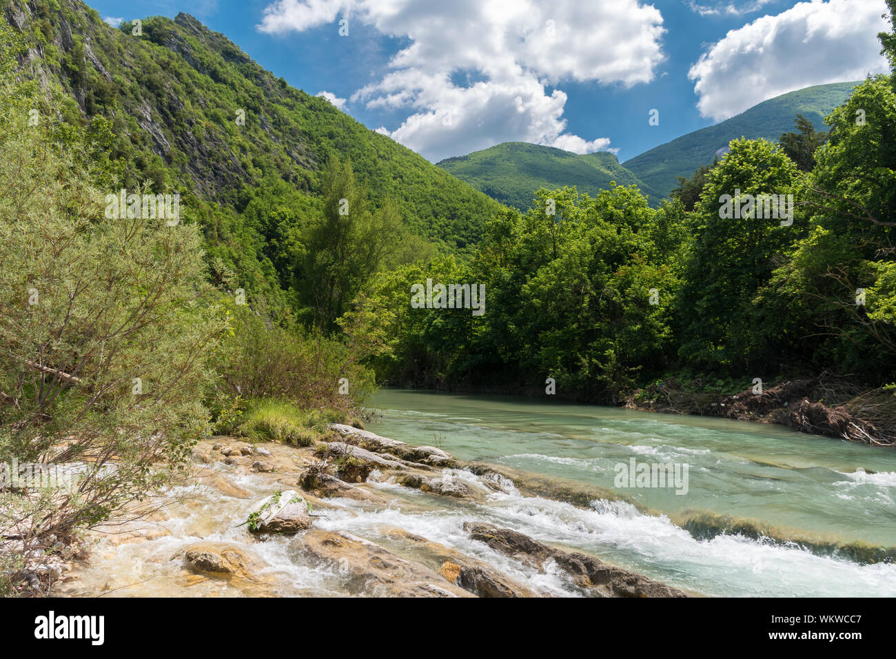 Der Fluss Candigliano in den Hängen des Monte Nerone, in der Nähe von Piobbico (Italien, Provinz Pesaro-Urbino) Stockfoto