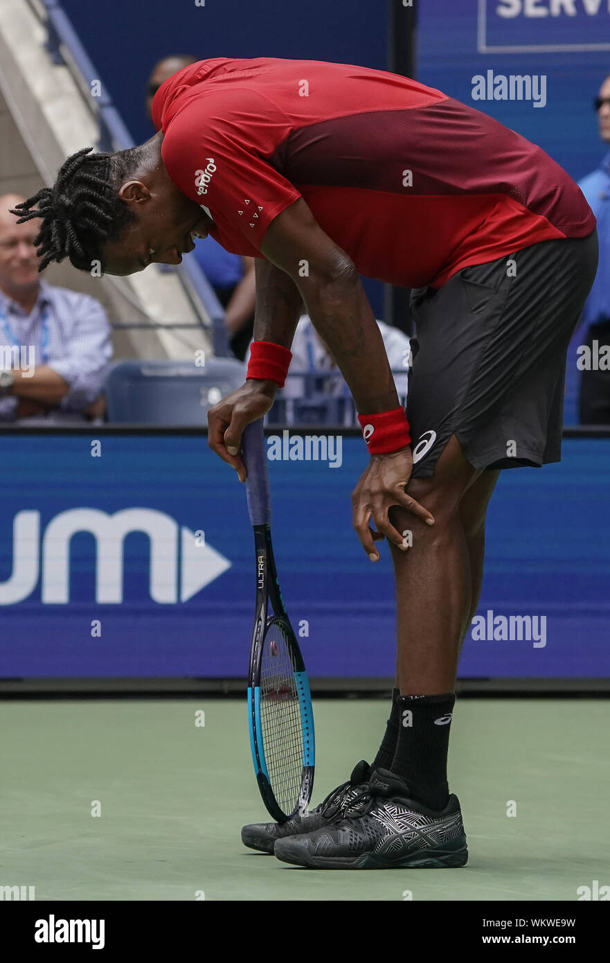 Flushing Meadow, United angegeben. 04 Sep, 2019. Gael Monfils, von Frankreich, reagiert, nachdem ein Schuss von Matteo Berrettini, von Italien, in ihre runde Spiel in Arthur Ashe Stadium an der 2019 US Open Tennis Championships am USTA Billie Jean King National Tennis Center am Mittwoch, 4. September 2019 in New York City. Foto von Ray Stubblebine/UPI Quelle: UPI/Alamy leben Nachrichten Stockfoto