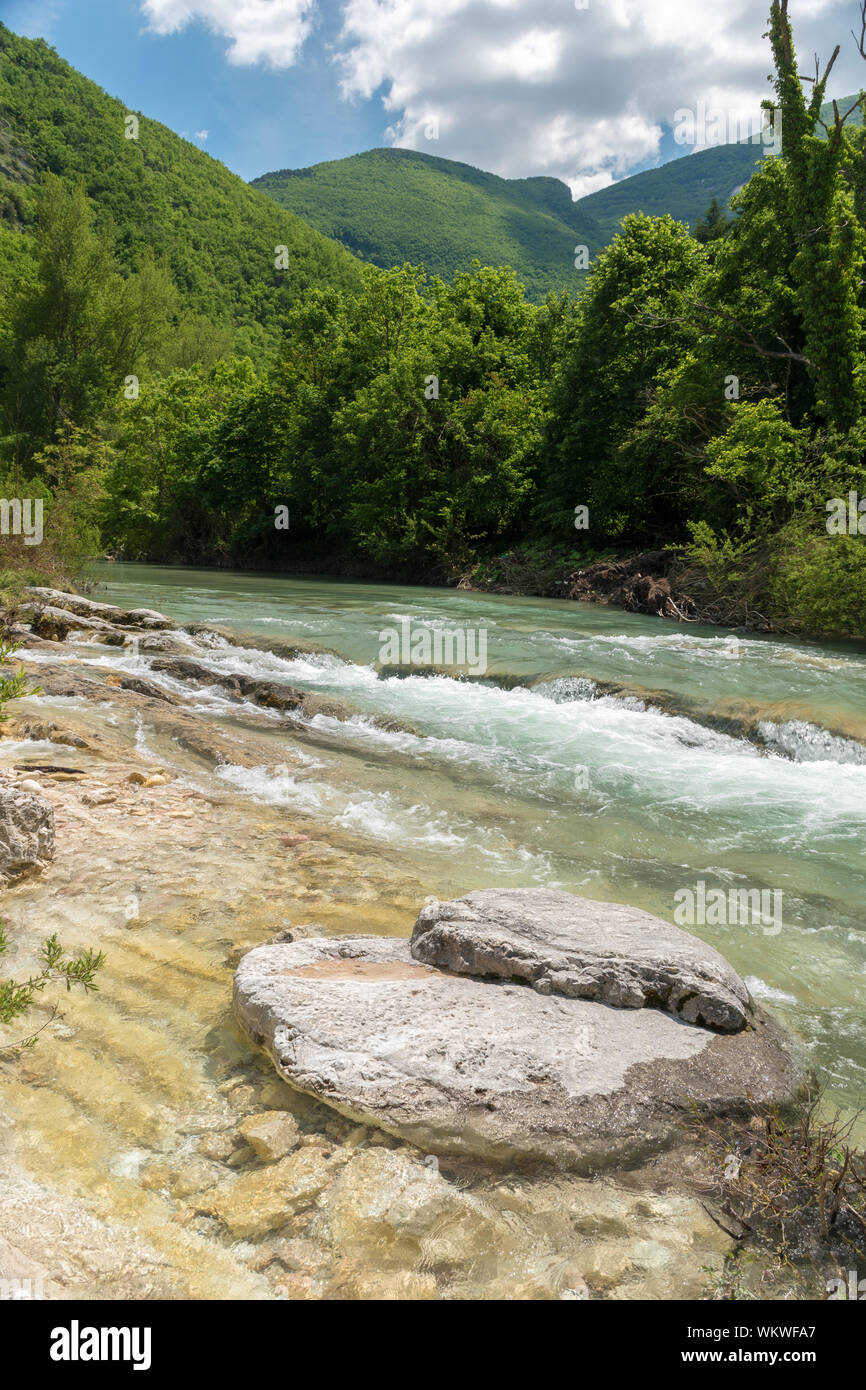 Der Fluss Candigliano in den Hängen des Monte Nerone, in der Nähe von Piobbico (Italien, Provinz Pesaro-Urbino) Stockfoto