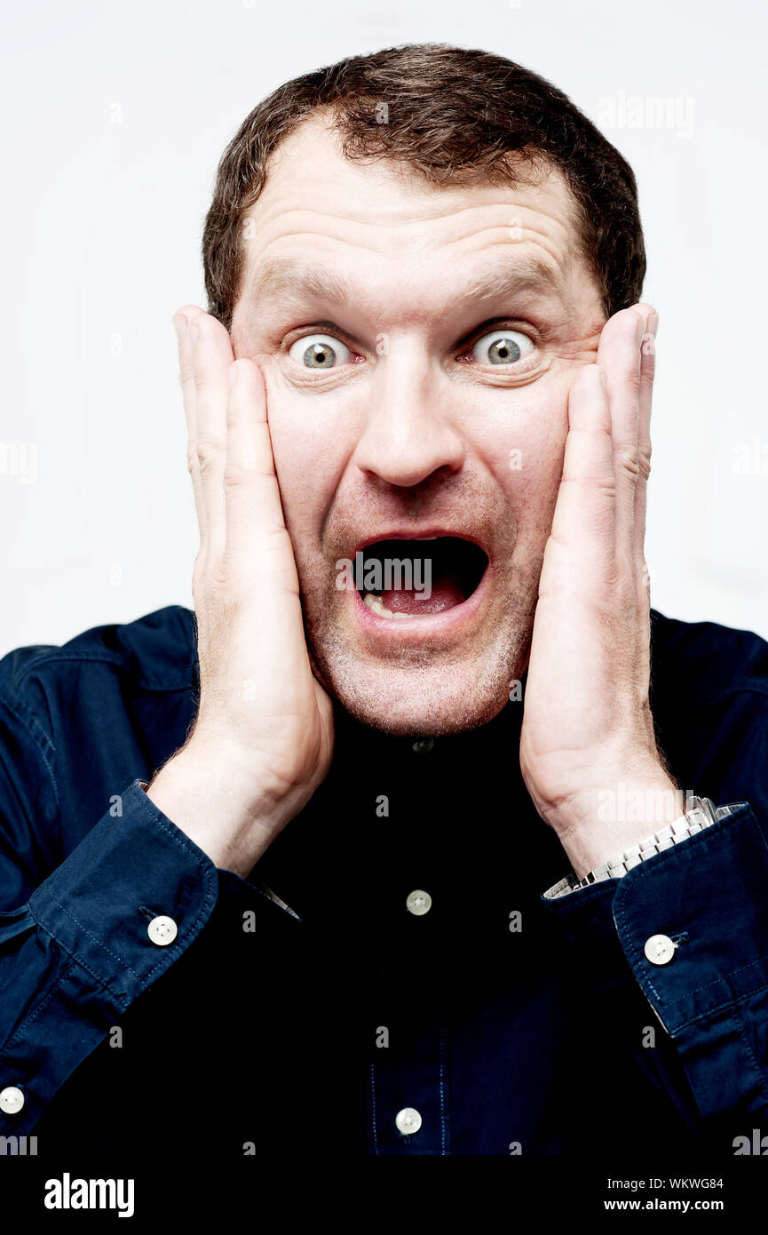 Schreiend Mitte im Alter Mann Ohren Stockfoto