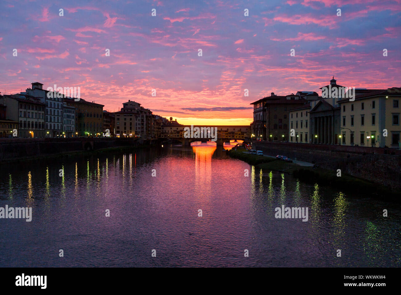 Die eindrucksvollen Frühjahr Sonnenuntergang über dem Arno. Florenz, Toskana. Italien Stockfoto