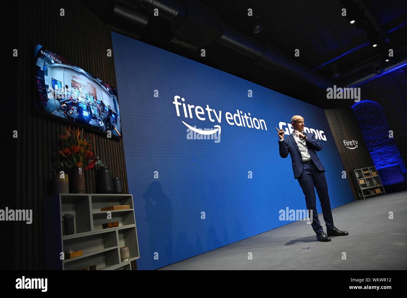 04. September 2019, Berlin: Grundig Manager Mario Vogl präsentiert einen  Fernseher mit integriertem Mikrofone für Steuerung über Amazon Alexa Rede  Hilfe Software auf der IFA-Messe in Berlin. Foto: zacharie  Scheurer/dpa-tmn/dpa Stockfotografie -