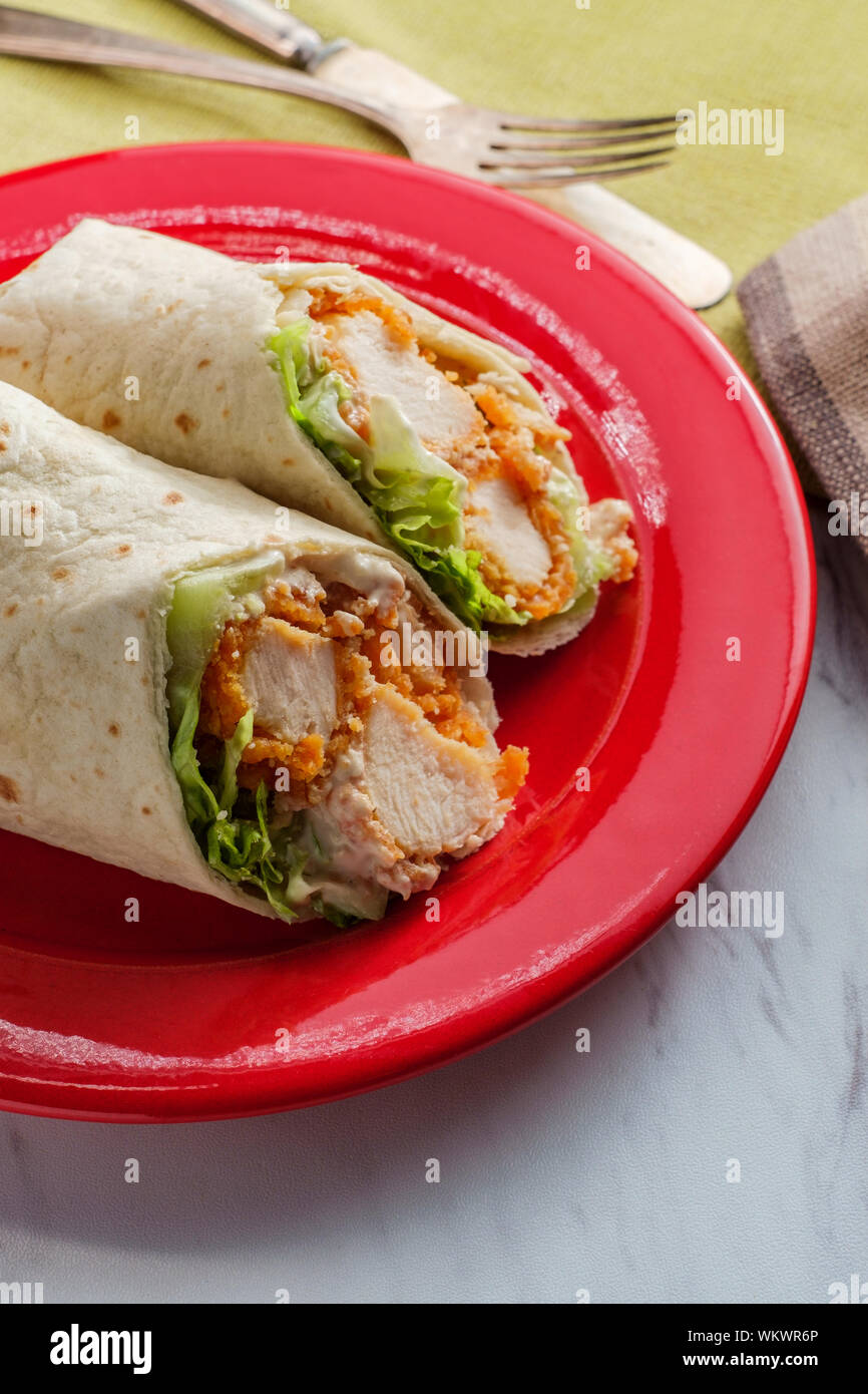 Knusprige chicken Caesar Salad wrap Sandwich mit Römersalat Stockfoto