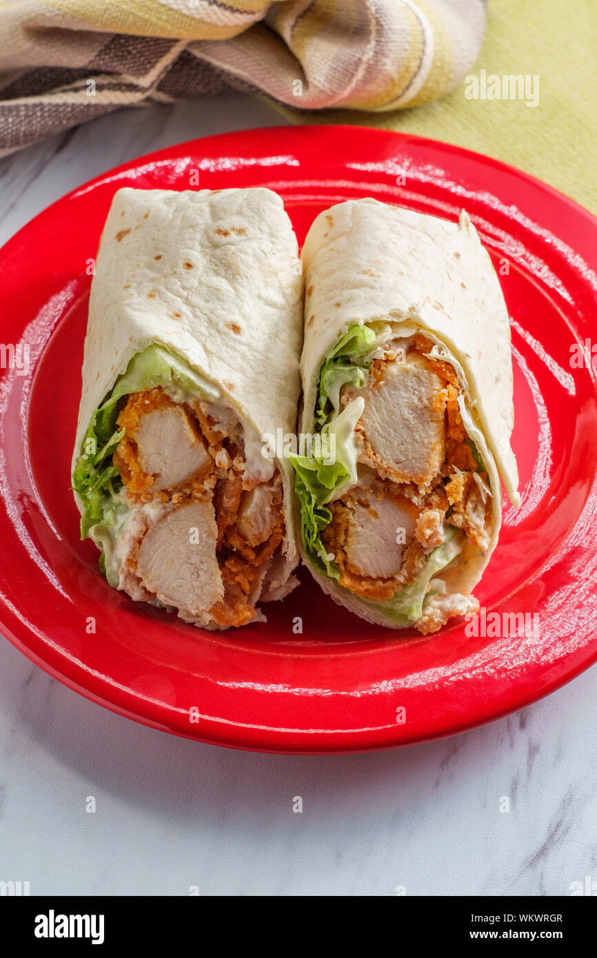 Knusprige chicken Caesar Salad wrap Sandwich mit Römersalat Stockfoto