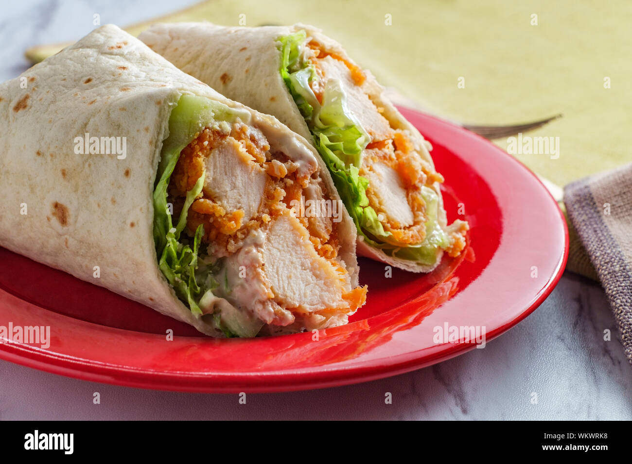 Knusprige chicken Caesar Salad wrap Sandwich mit Römersalat Stockfoto
