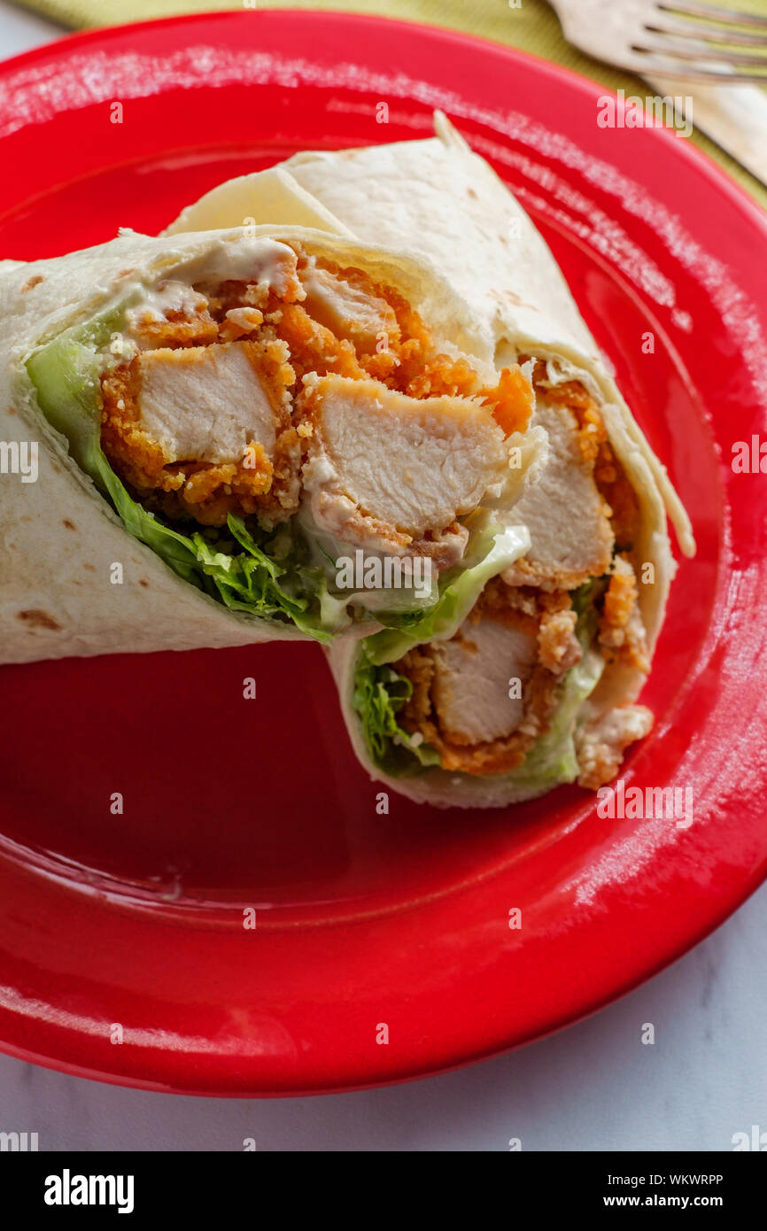 Knusprige chicken Caesar Salad wrap Sandwich mit Römersalat Stockfoto