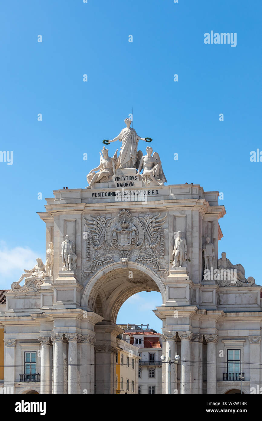 Blick auf den Arc de Triomphe am Praça do Comércio (Handels-Quadrat), in der Stadt Lissabon, Portugal Stockfoto