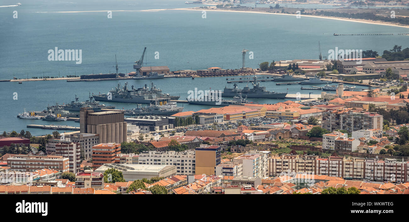 Antenne Panoramablick auf Marine, Kriegsschiffe im Hafen von Almada, Lissabon, Portugal Stockfoto
