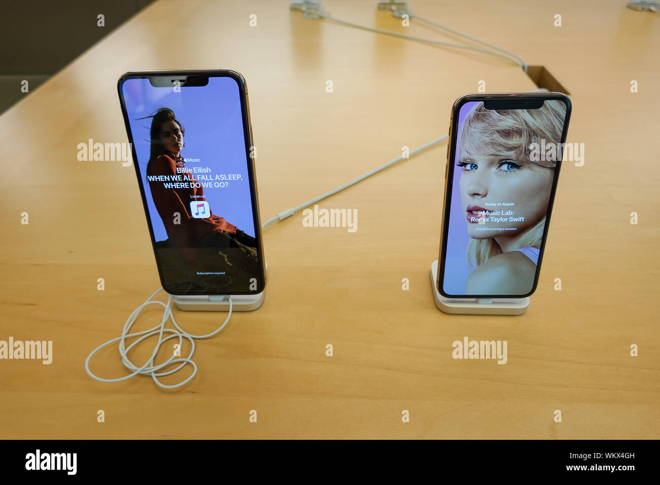 Orlando, FL/USA -8/27/19: Das neueste iPhone X auf Anzeige im Einzelhandel. Stockfoto