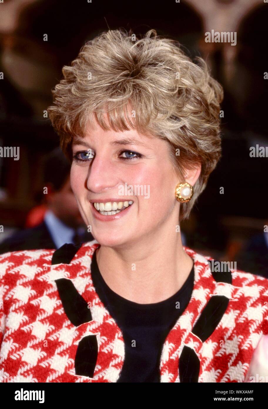 Prinzessin Diana, das Tragen von Moschino. Der Grundstein für den neuen Flügel an der Nationalen Klinik für Neurologie und Neurologie, London verlegt. Großbritannien Stockfoto