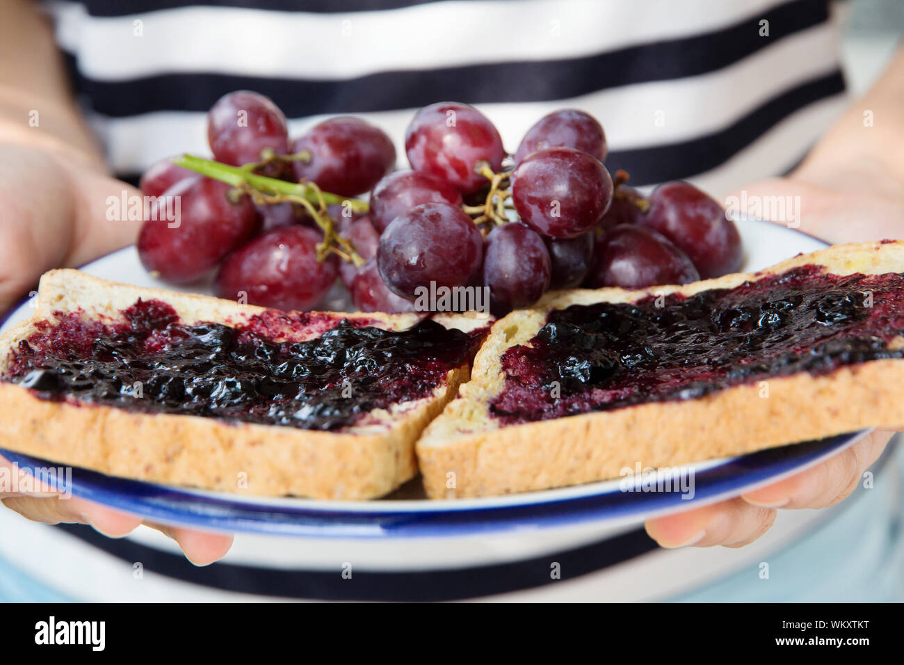 Hand halten Traubengelee sandwich Stockfoto