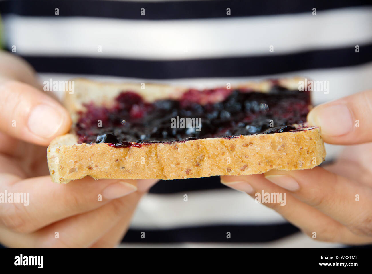 Hand halten Traubengelee sandwich Stockfoto