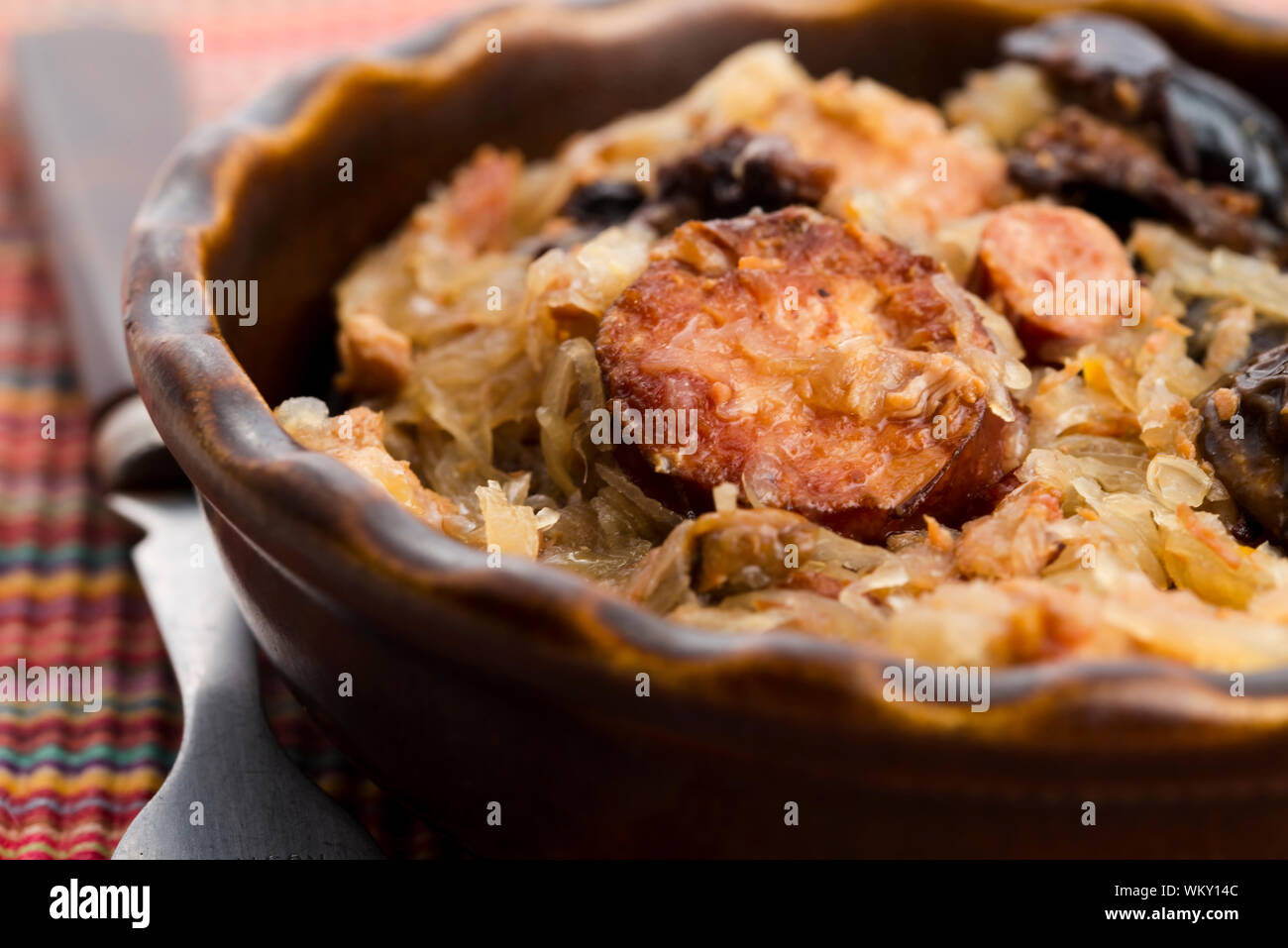 traditionelle polnische Sauerkraut (Bigos) mit Pilzen und Pflaumen Stockfoto