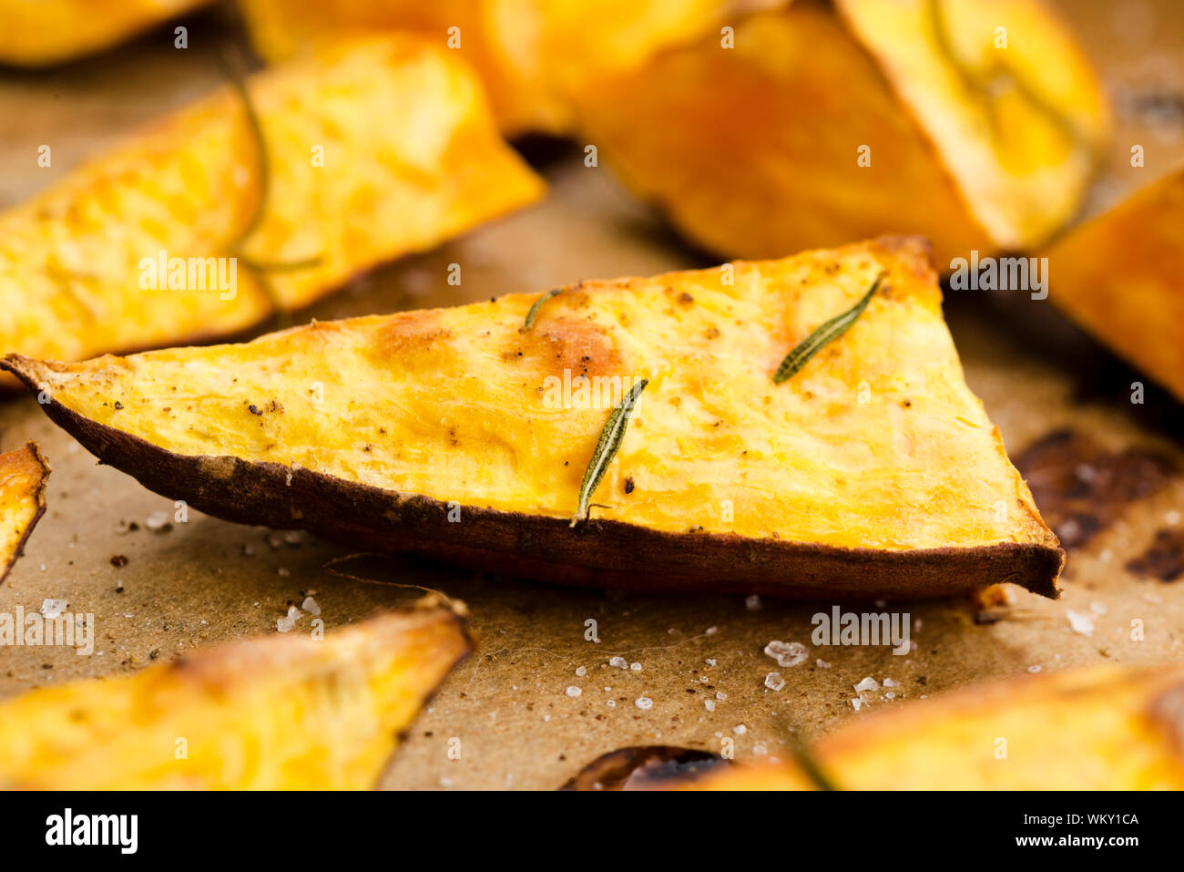 Portion frisch gebackene Süßkartoffel Keile Stockfoto