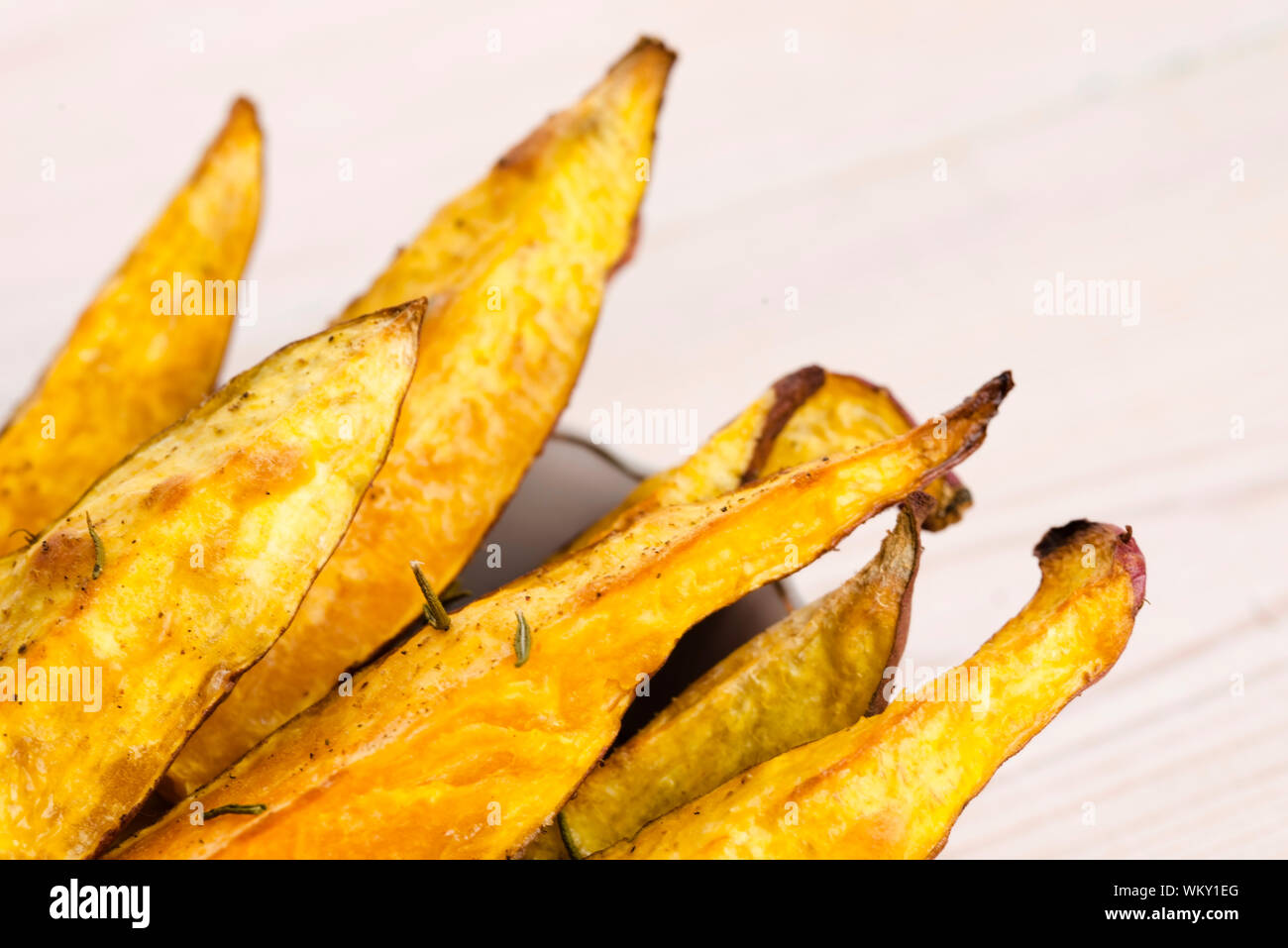 Portion frisch gebackene Süßkartoffel Keile Stockfoto