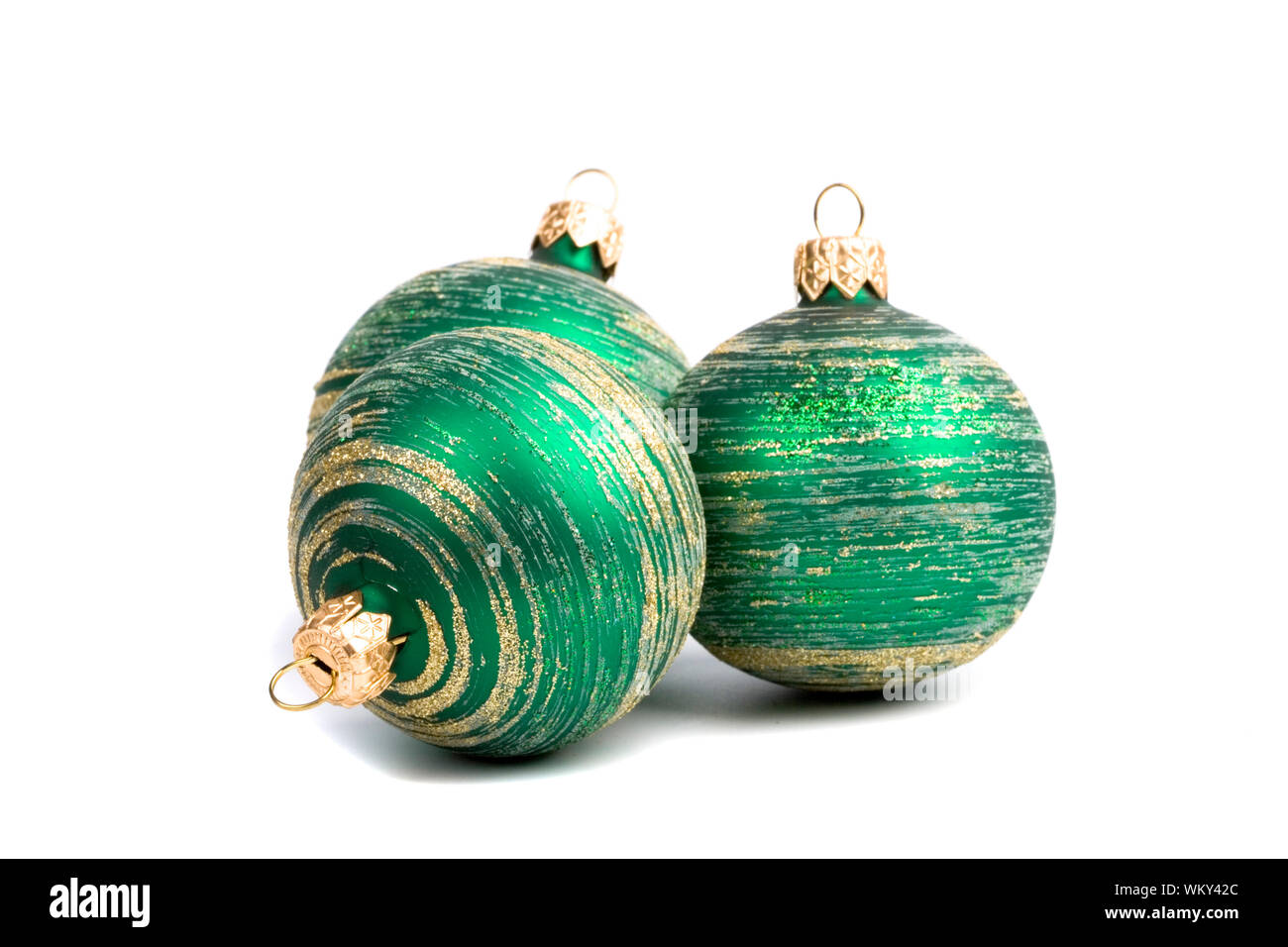 Drei grüne Weihnachten Kugeln auf weißem Hintergrund Stockfoto