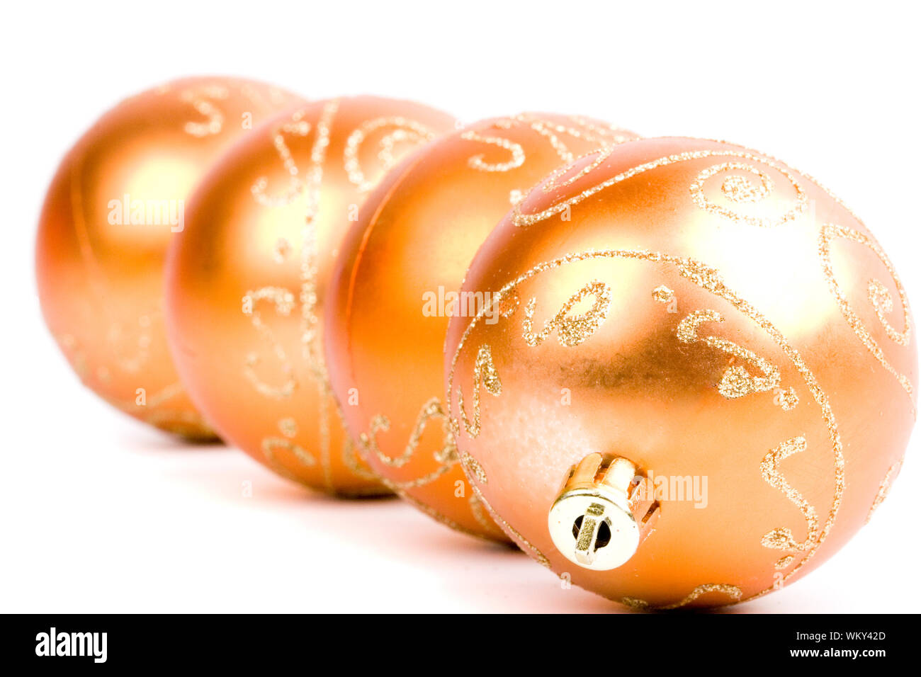 Vier goldene Weihnachtskugeln auf weißem Hintergrund Stockfoto