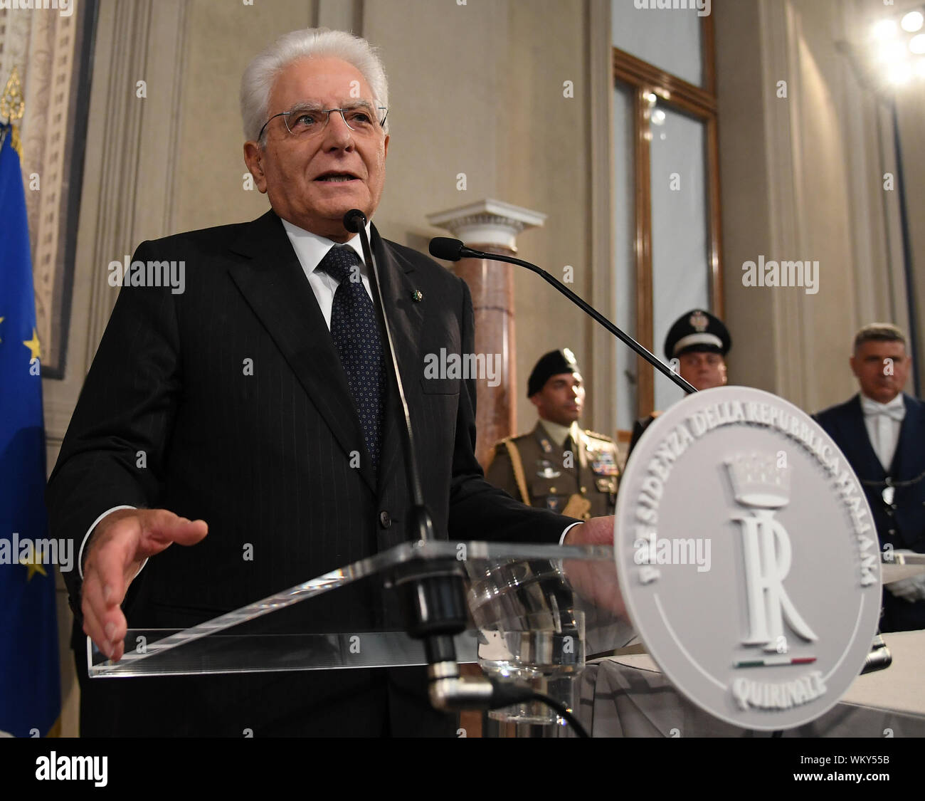 Rom, Italien. 4. Sep 2019. Italienischen Präsidenten Sergio Mattarella spricht mit den Medien nach einem Treffen mit Giuseppe Conte in Rom, Italien, an Sept. 4, 2019. Die letzte große Hürde, die Giuseppe Conte die Bildung von Italiens 67th Regierung seit dem Zweiten Weltkrieg verschwunden ist, nachdem die populistische Fünf-Sterne-Bewegung überwiegend Dienstag für Koalition der Partei mit einem politischen Rivalen gestimmt blockiert haben könnte. Credit: Alberto Lingria/Xinhua Stockfoto