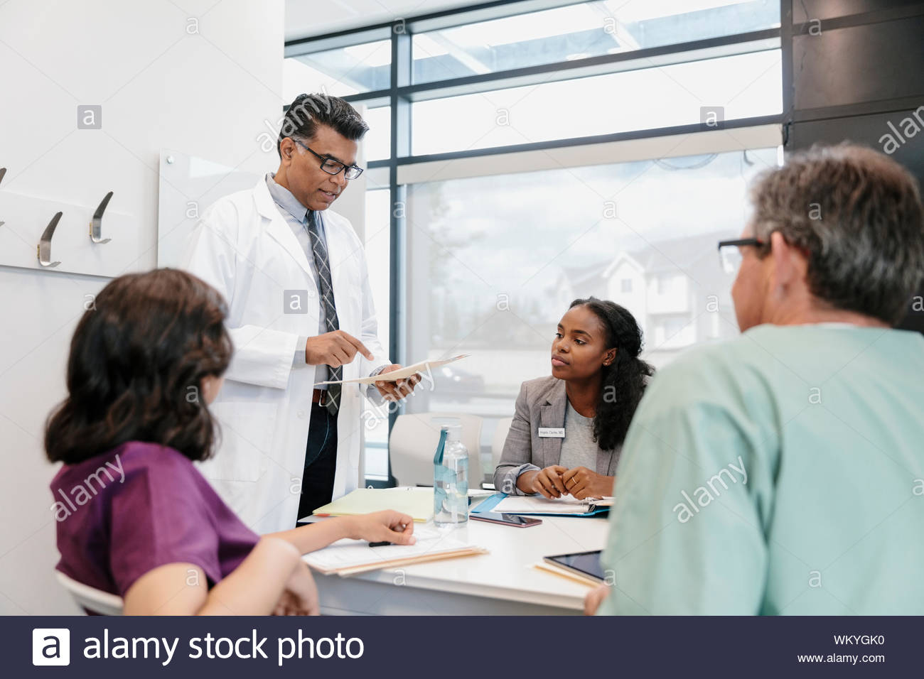 Ärzte und Administrator treffen in Klinik Stockfoto