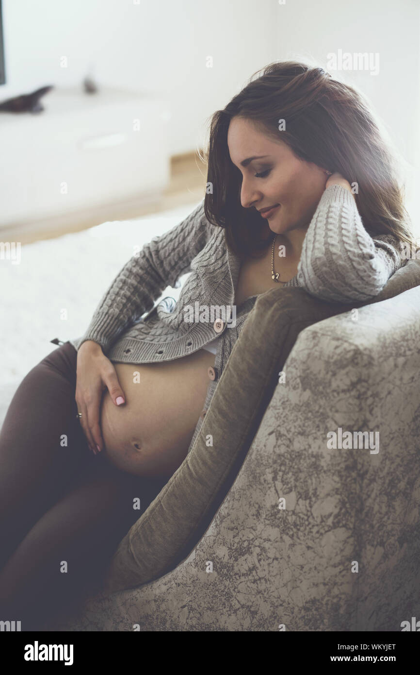 Home Portrait der schwangeren Frau Stockfoto
