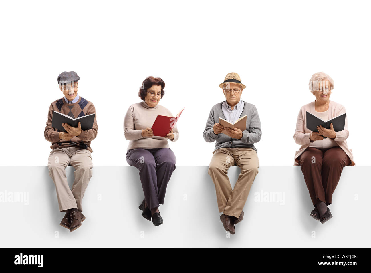Gruppe der älteren Leute sitzen auf einer weißen Tafel lesen Bücher auf weißem Hintergrund Stockfoto
