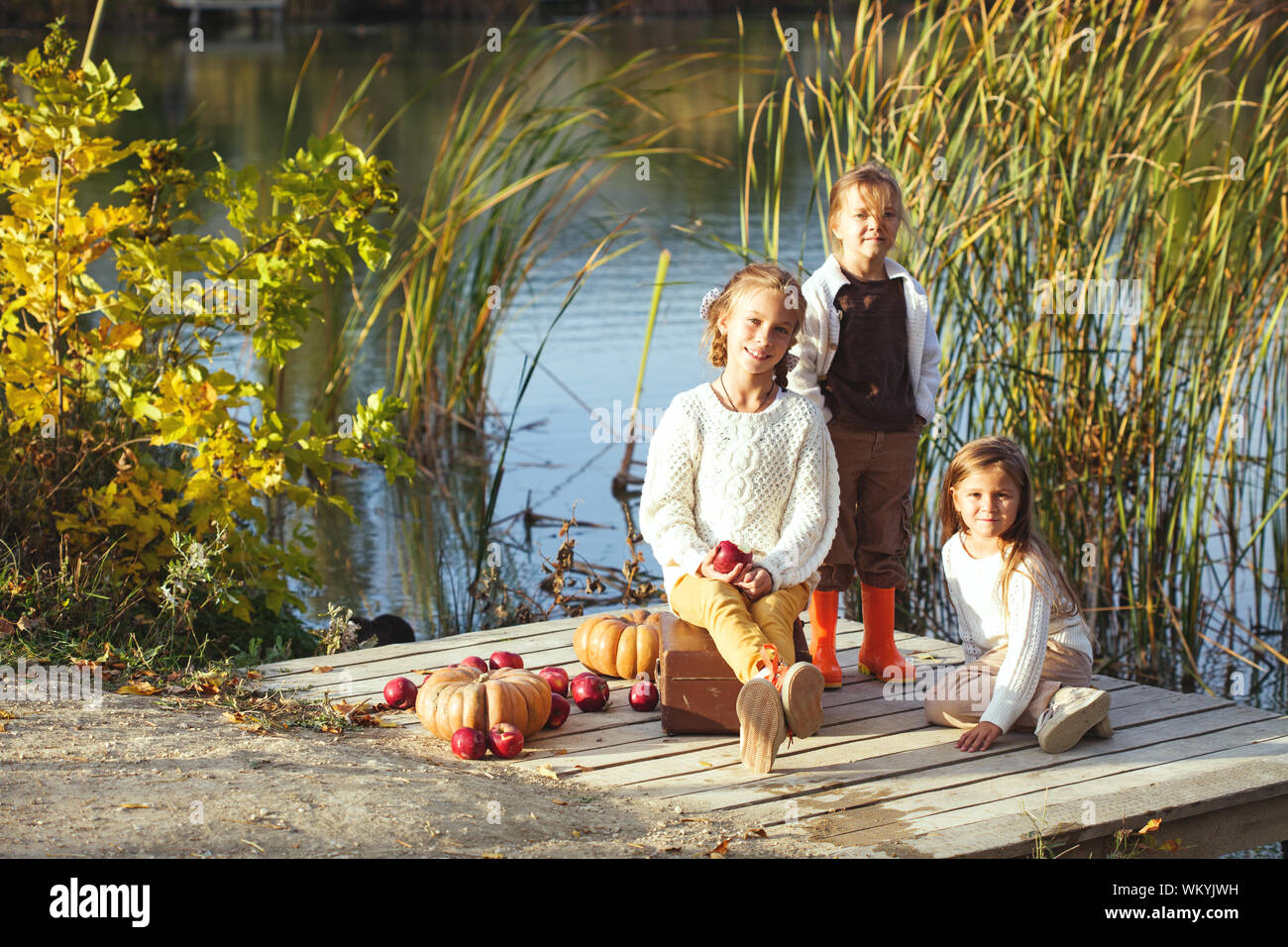 Kinder spielen in der Nähe der See im Herbst Stockfoto