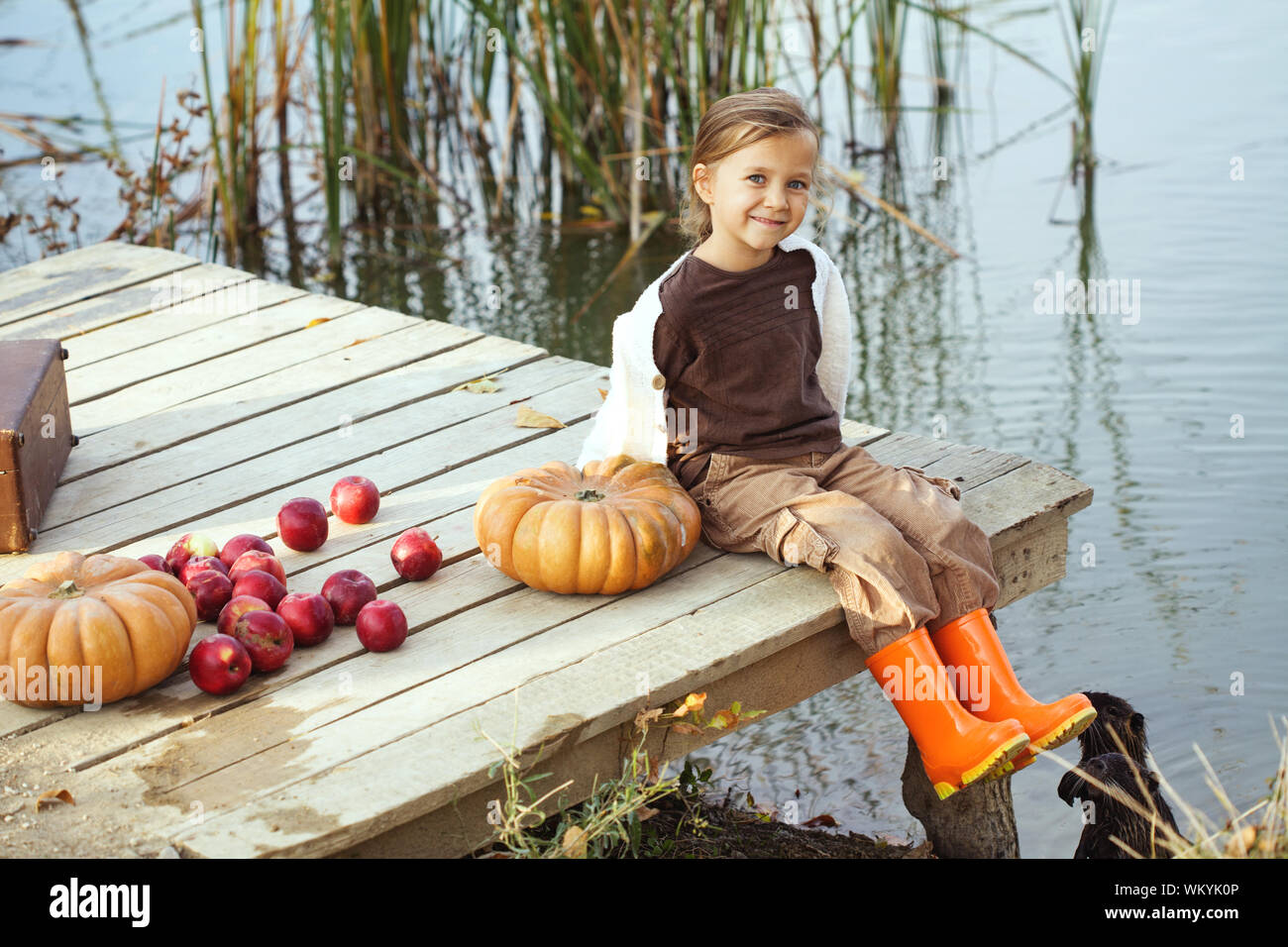 Niedlichen Kind im Herbst Stockfoto