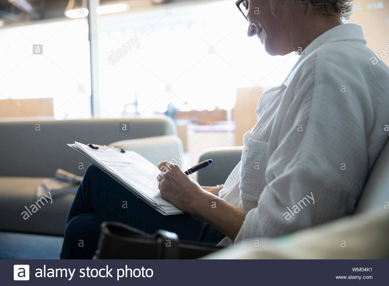 Ältere Frau Abschluss medizinische Form Stockfoto