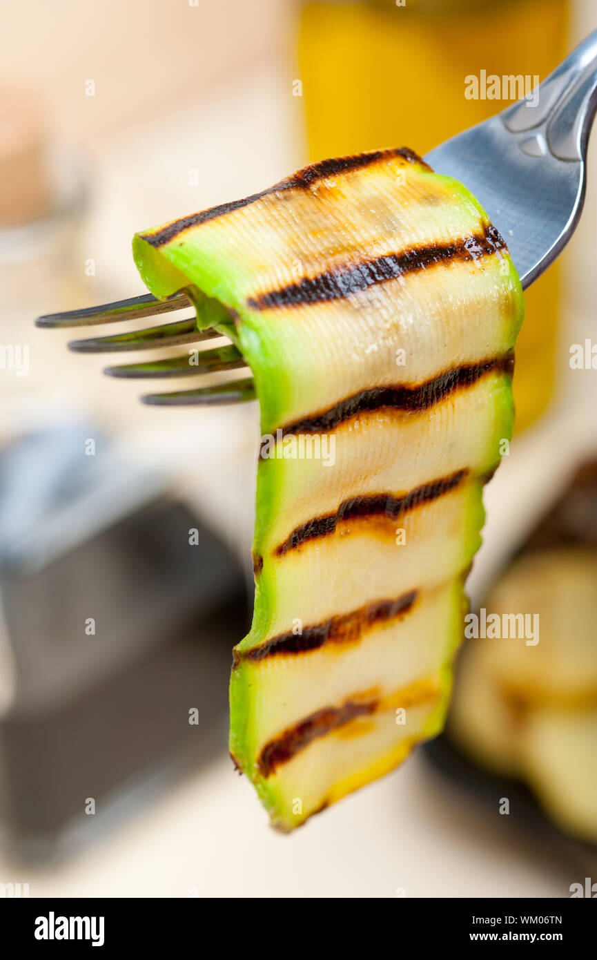 Gegrillte Zucchini Zucchini auf einer Gabel Stockfoto