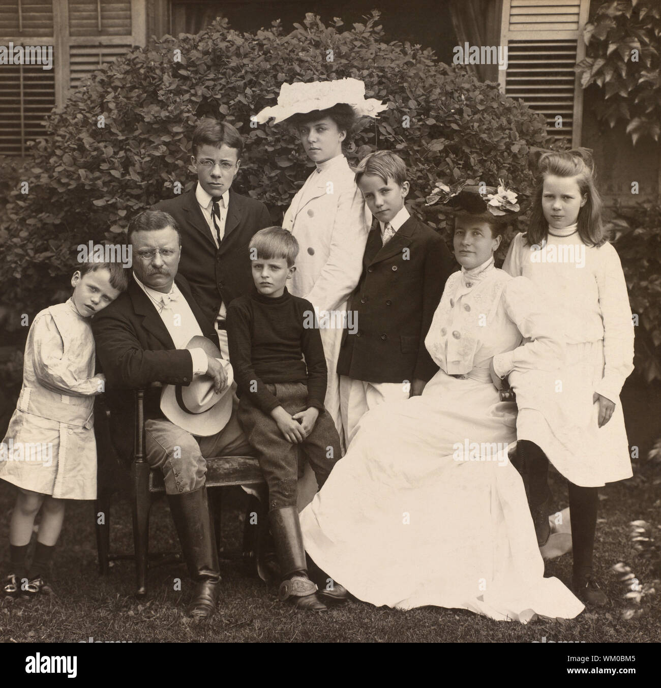 Us-Präsident Theodore Roosevelt und Frau Edith durch ihre Kinder umgeben, in voller Länge Porträt, 1903 Stockfoto