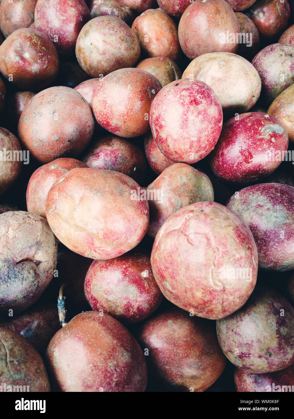 Passionsfrucht auf dem Markt. Stockfoto