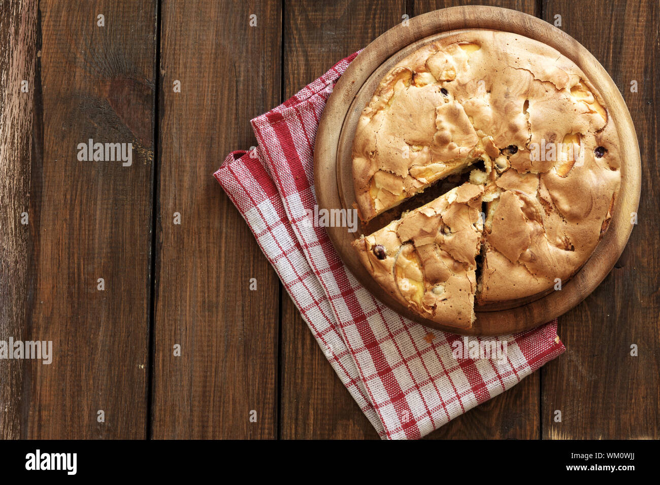 Closeup foto Apple Pie auf rustikalen Holzmöbeln Hintergrund, Top View Point Stockfoto