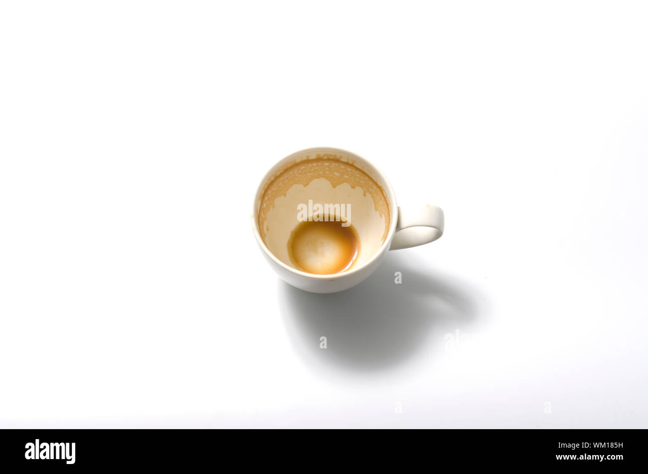 Ansicht von oben leer und schmutzigen Tasse Kaffee auf einem weißen  Hintergrund Stockfotografie - Alamy