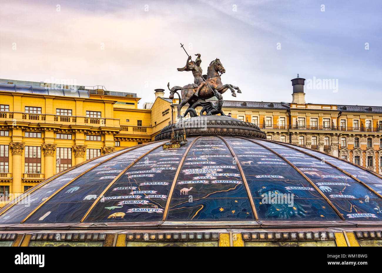 Moskau, Russland, April 2013 Denkmal von George siegreich und Drachen auf der Oberseite der Glaskuppel des Fontan Weltzeituhr Kuppel über dem unterirdischen Einkaufszentrum Stockfoto