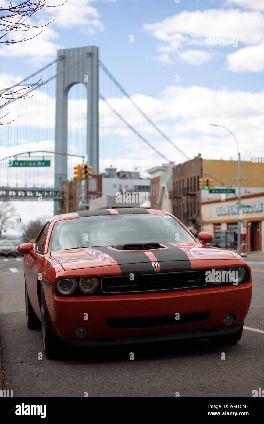 Dodge Challenger auf der 3. Avenue in Bay Ridge Brooklyn geparkt. Verrazzano-Narrows Brücke ist im Hintergrund. Stockfoto