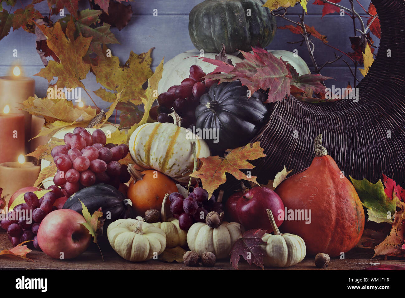 Retro oder Vintage Bild von einem Füllhorn oder Füllhorn mit viel frischem Gemüse und Obst verschütten. Stockfoto
