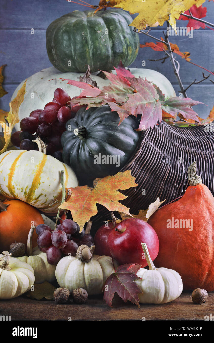Retro oder Vintage Bild von einem Füllhorn oder Füllhorn mit viel frischem Gemüse und Obst verschütten. Stockfoto