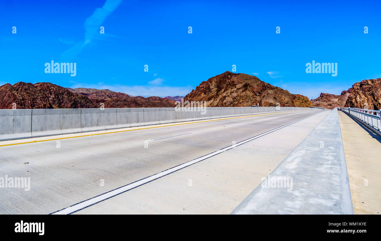 Bridge Deck des Mike O'Callaghan-Pat Tillman Memorial Bridge über den Colorado River an der Hoover Dam an der Grenze der Staaten von NV und AZ Stockfoto