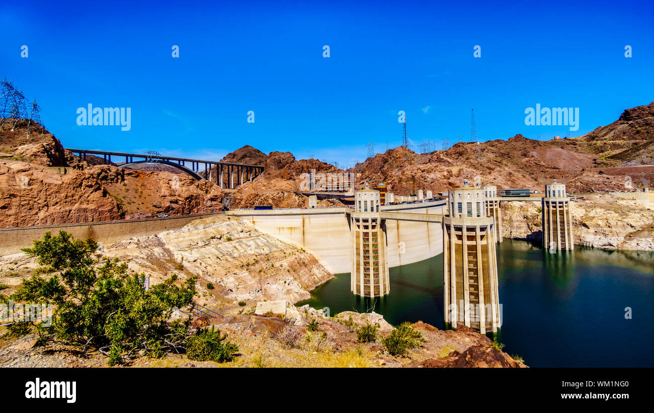 Vier- Türme, die Versorgung von Wasser aus dem Lake Mead auf die Kraftwerksturbinen des Hoover Dam Wasserkraftwerk auf NV und AZ Grenze Stockfoto